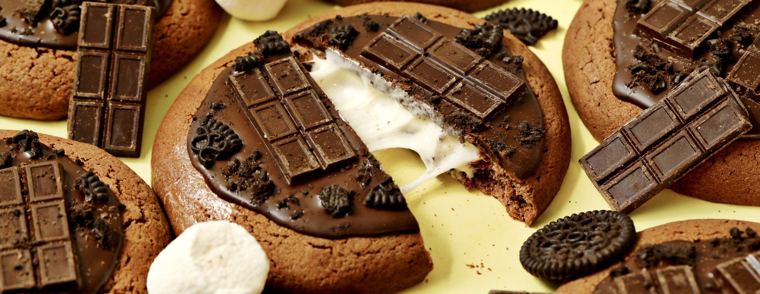 【韓国で爆発的ブーム！スモアチョコ】ビッグソフトクッキー専門店「GUILTY’S」からマシュマロのふわもち食感を楽しめる『スモアチョコクッキー』を4月25日より新発売🍫🤍